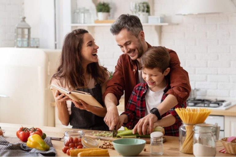 familia cocinando sano