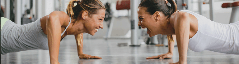 dos mujeres en el gym